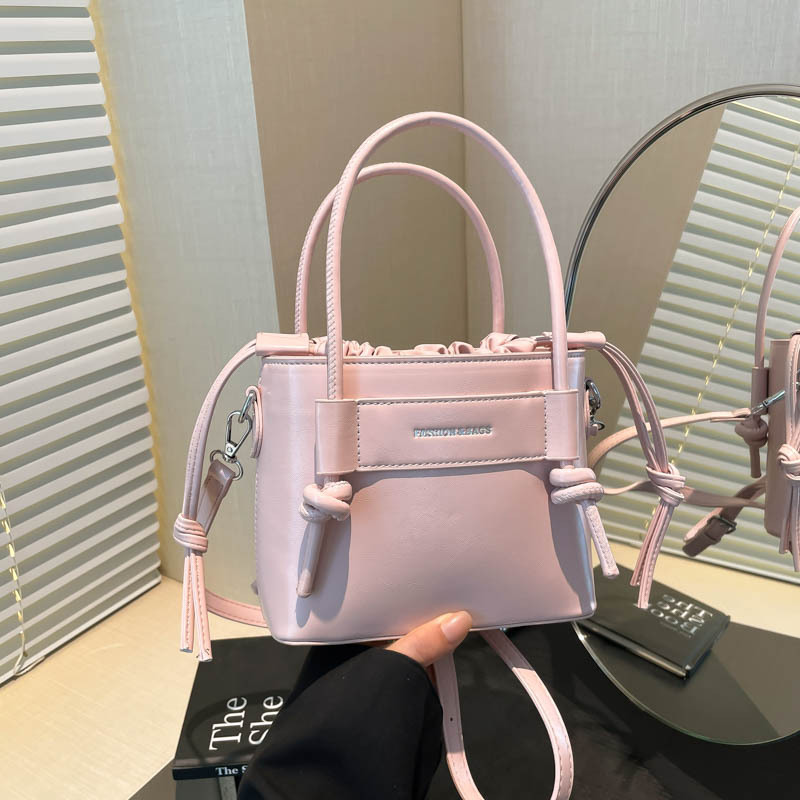 Bolso de textura transfronteriza 2025 verano nuevo bolso femenino diseño de nicho bolso de hombro moda letra bolso de mensajero marea