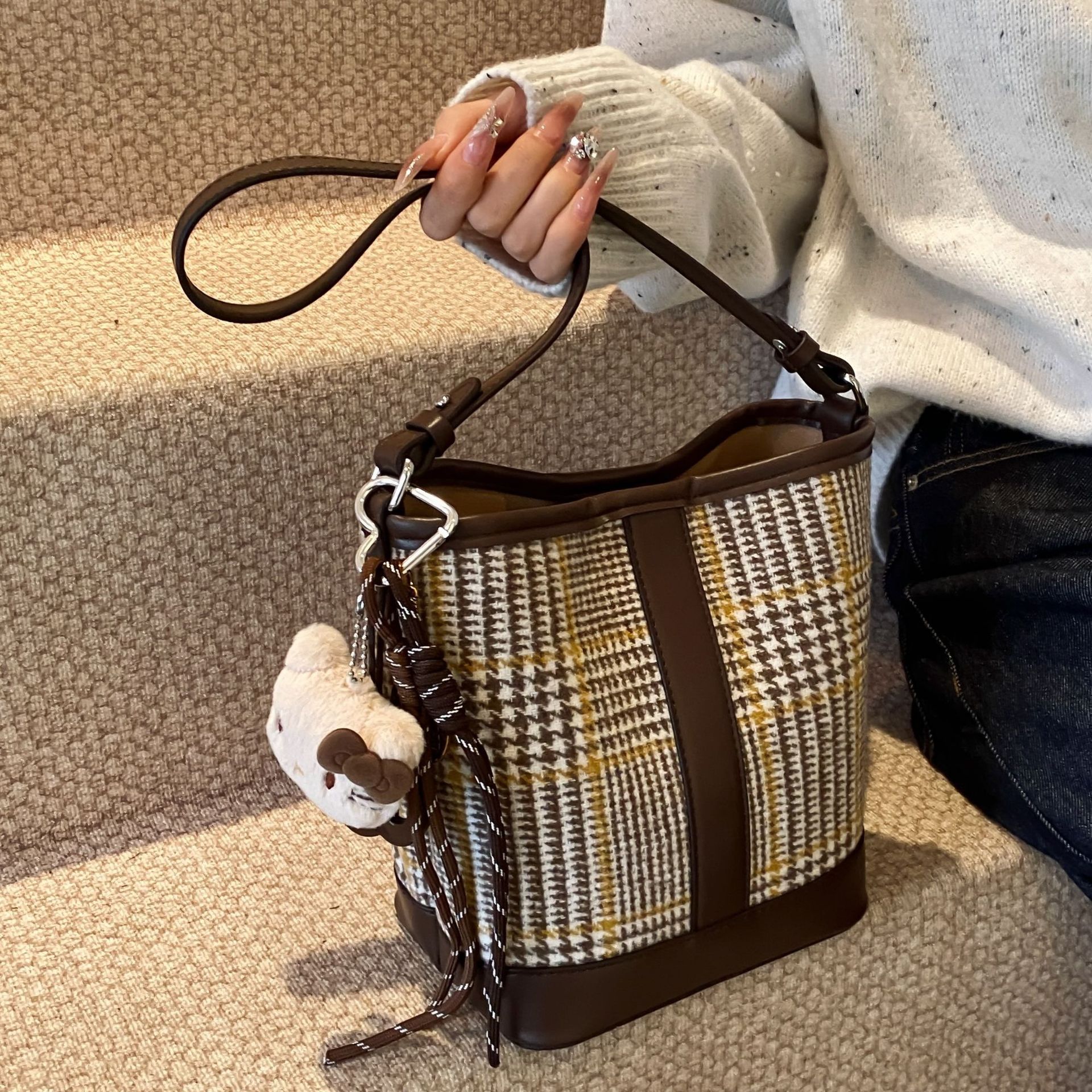 Otoño y invierno retro bolsas de nicho a cuadrícula para mujeres 2025 nuevo tipo de bolso de hombro de braza, bolso de cubo de agua