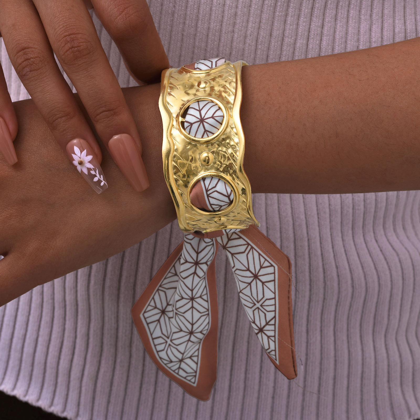 45g Weight Electroplating Gold Plating Process Golden Plated Plating Material Stone-Free Inlay Material Bangle Classification 1 Piece Quantity Daily Occasion 201 Stainless Steel Material Solid Color, Flower Pattern Women's Gender Vintage Style, IG Style Style Plating Craft IG Style Vintage Style Solid Color Flower 201 Stainless Steel Bangle In Bulk 9