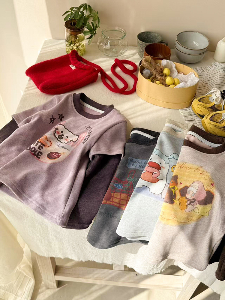[en stock] camiseta de mangas largas de niñas invierno 25 nuevo estilo coreano de niñas falsas dos piezas de chaqueta de aire extranjero más terciopelo 350g