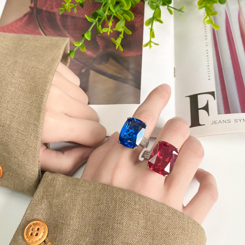 Otoño e invierno nuevo estilo Zhuangshengsheng joyería fondo de cobre chapado en oro simulación de moda blanco chapado en azul anillo femenino piedra 15*20