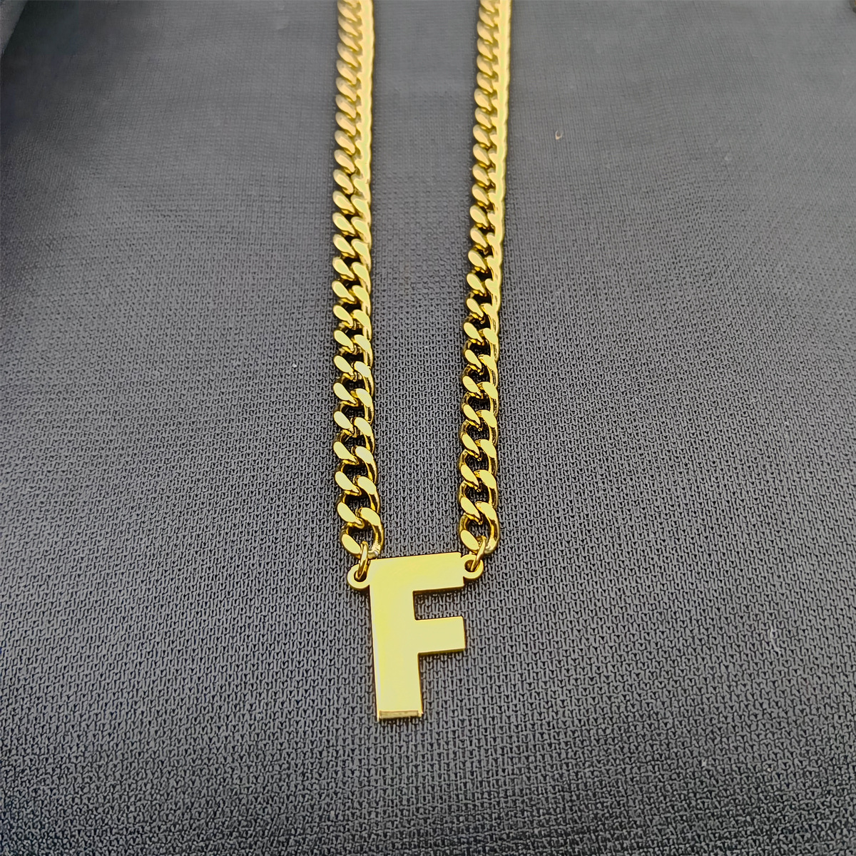 Collar de cadena cubana de acero inoxidable estilo hip-hop con apellidos europeos y americanos, colgante de letra mayúscula de oro de 18K con 26 letras.