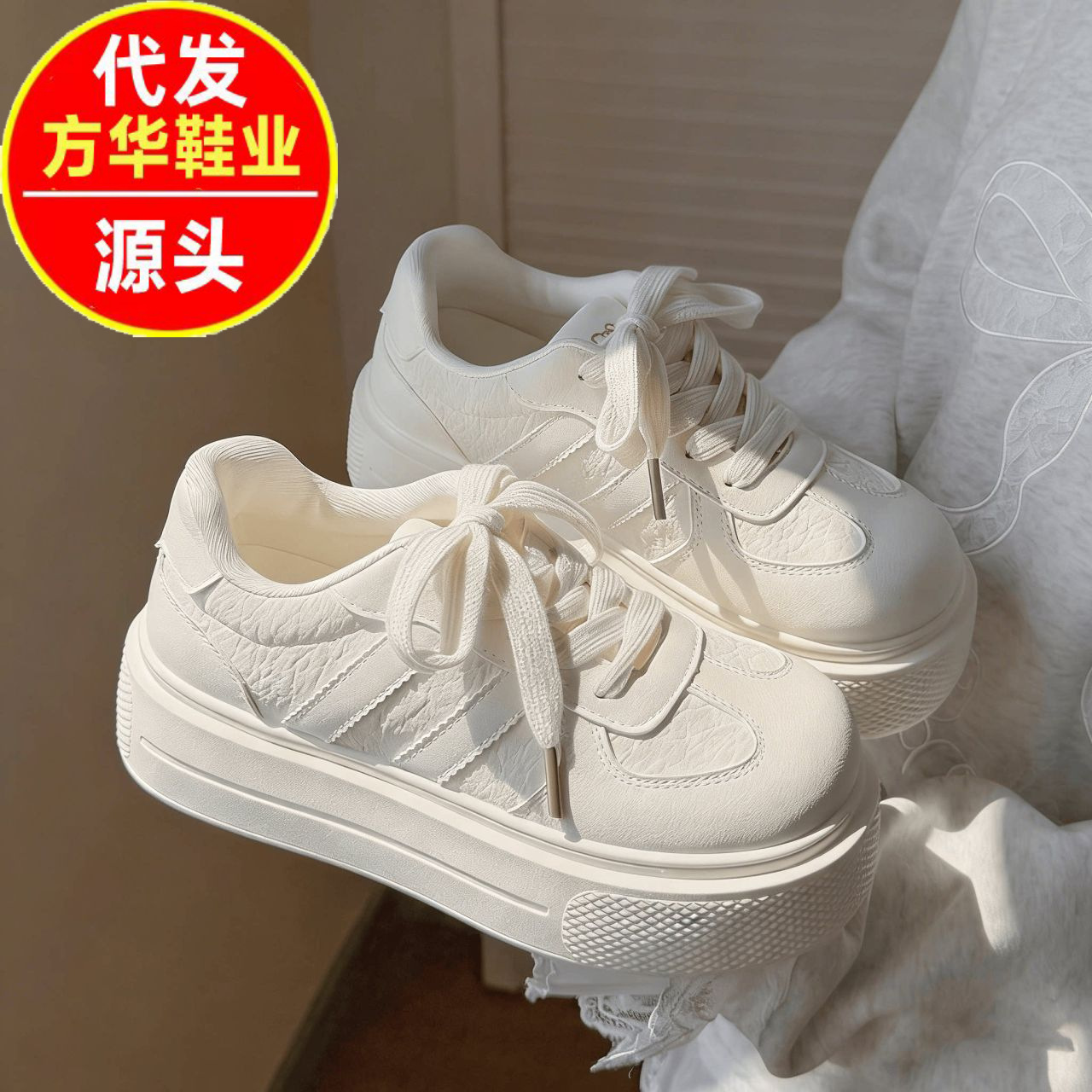2026 primavera y otoño nuevos zapatos de skate pequeños para estudiantes, zapatos blancos variados, zapatos de skate casuales para mujeres