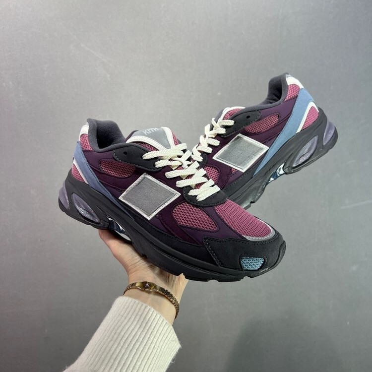 The soft suede of the upper of the vintage casual running shoe is matched with nylon mesh, which is especially breathable and complex.