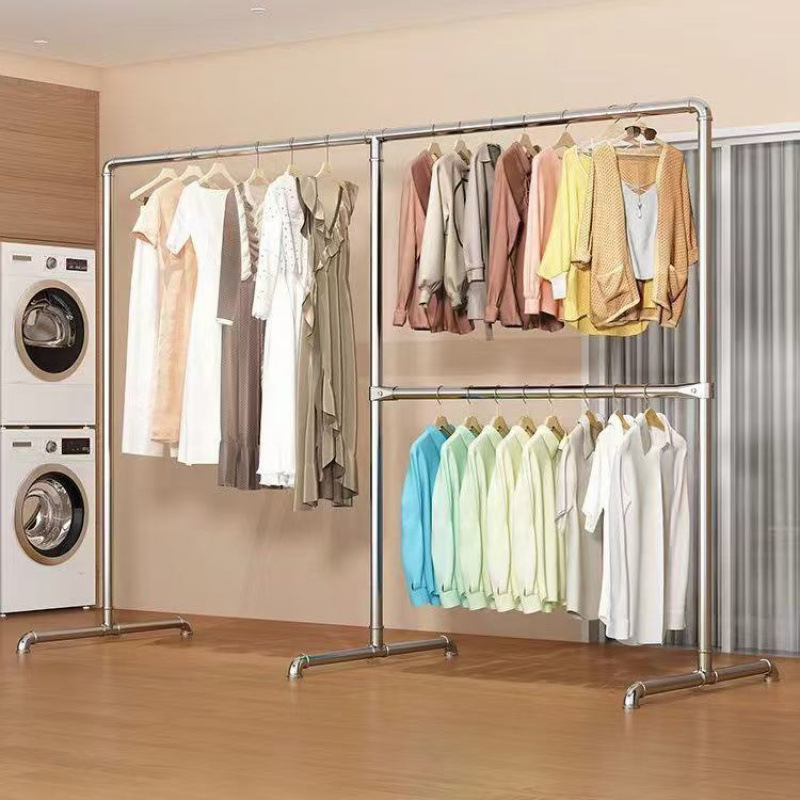 水道管鋼管のハンガーが床に落ちた寝室の物干し棒屋外家庭用ベランダに服を掛けて簡単に干します。|undefined