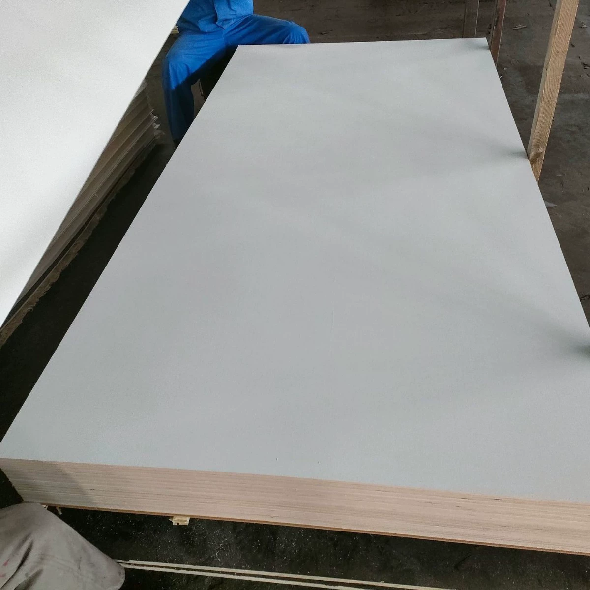 Мебельная плита из белого ПВХ-шпона с сертификацией FSC, прямые продажи с фабрики, защищает от термитов.