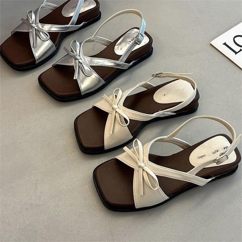 Sandalias de explosión para mujeres 2026 verano nuevo hermoso no cansado zapatillas con falda zapatillas de playa de fondo plano