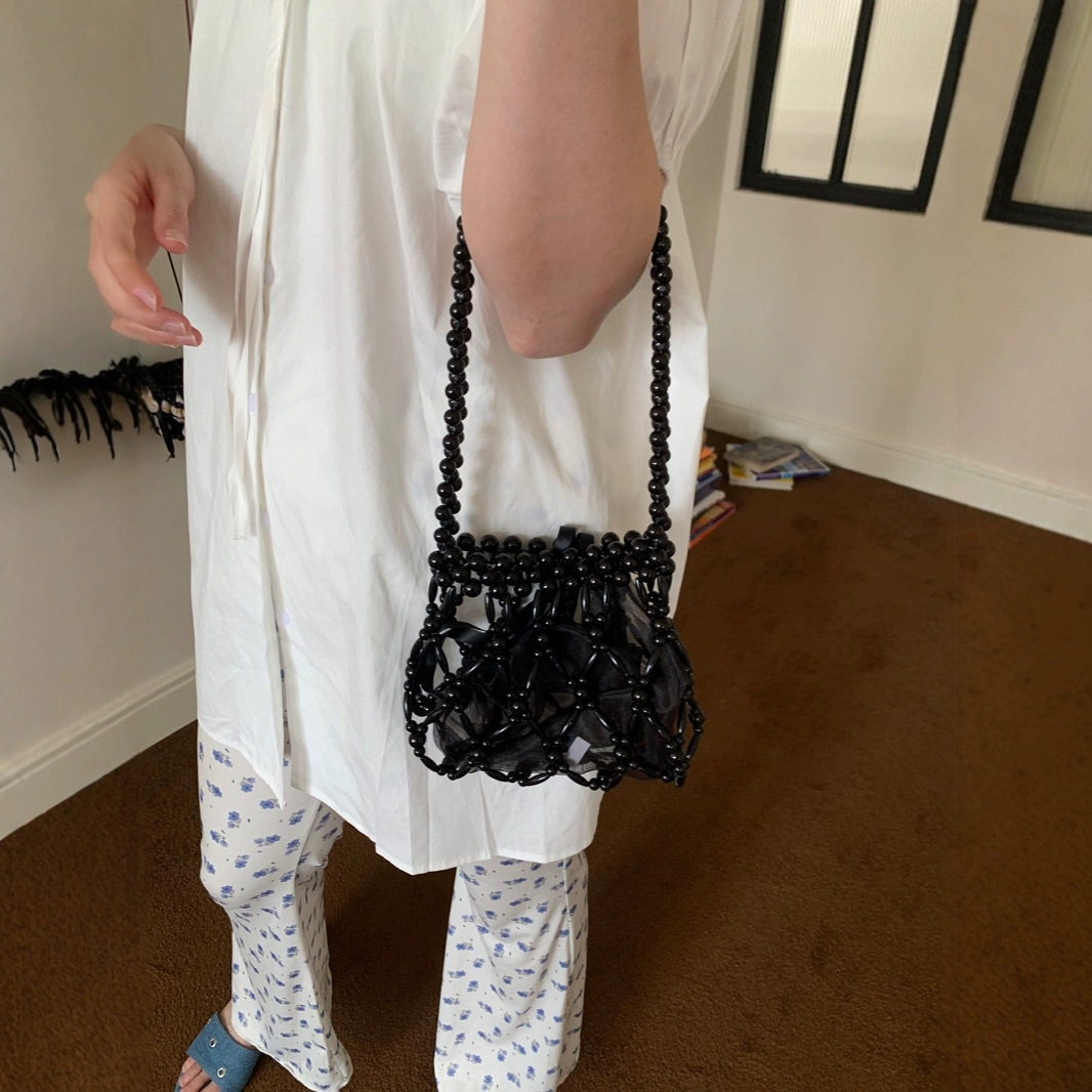 Bolsa feminina artesanal com pérolas vazadas, modelo popular para usar no ombro ou transversal, ideal para ocasiões especiais._voghion.com