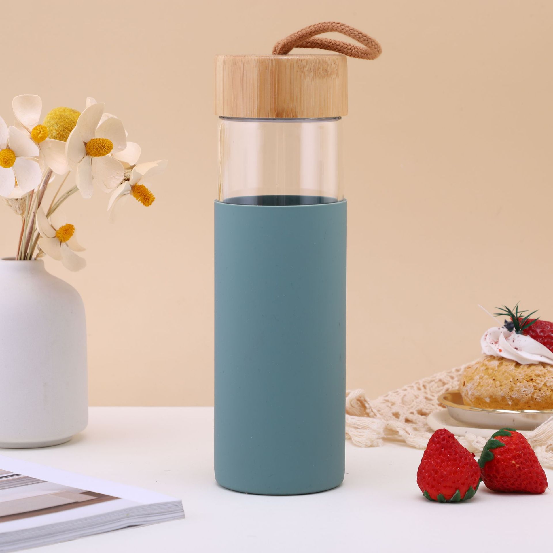 Nuevo tipo de taza de vidrio de cubierta de bambú con cubierta de silicona portátil al aire libre separación de taza de té portátil regalos al por mayor