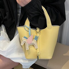 女性のための人気のバッグ 2025 超人気の新しいハイエンドクロスボディバッグ韓国のライト高級ニッチポータブルバケットバッグ