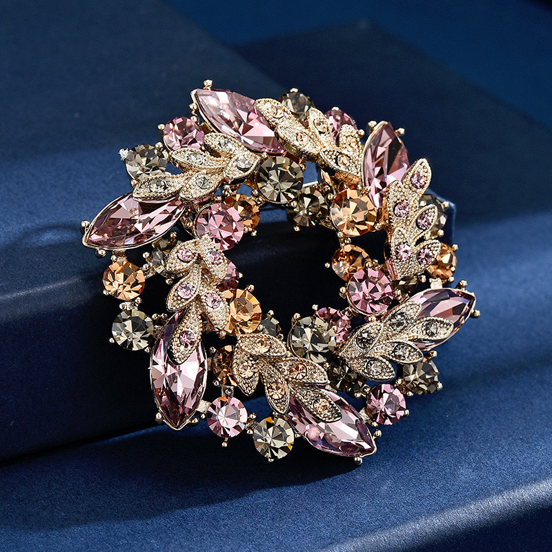 Elegante Damenbrosche Mit Blumenkranz Und Funkelnden Kristallen_voghion.com