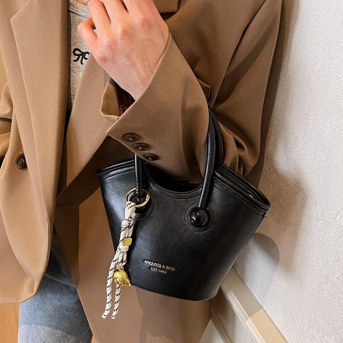 Bolsas de mano retro de color contrastante para mujeres 2025 nueva moda bolsas de hombro de estilo extranjero de alto nivel nicho bolsas de cubo