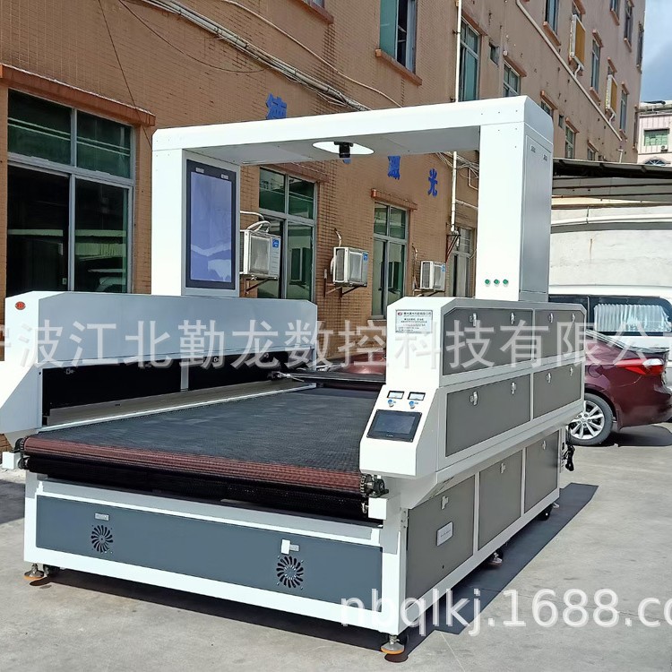 鞋帮、织唛、商标、飞织鞋面激光摄像头投影定位激光切割机