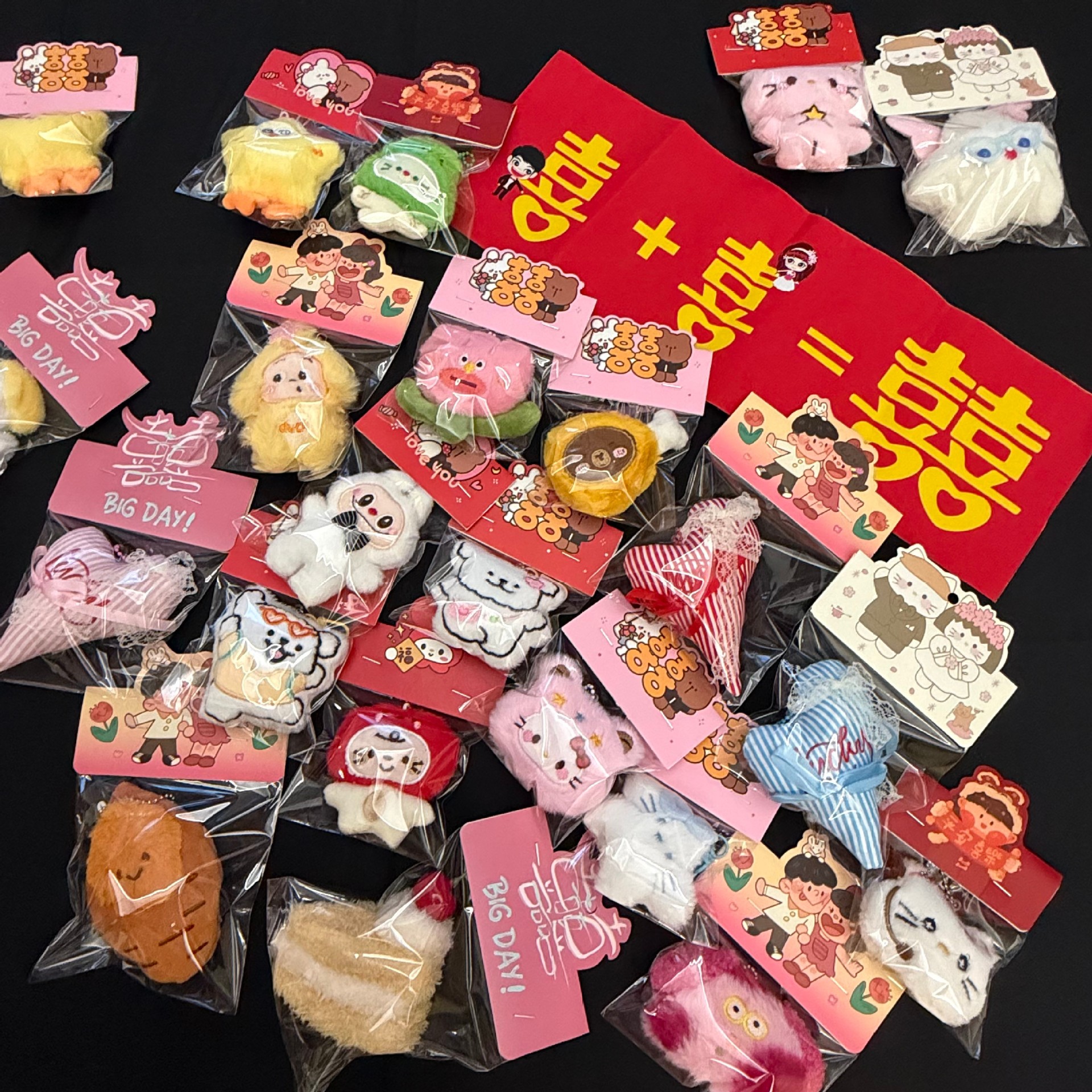 Popular on Xiaohongshu: Wedding throw dolls, New Year keychain pendants, cute plush toys, birthday gifts wholesale