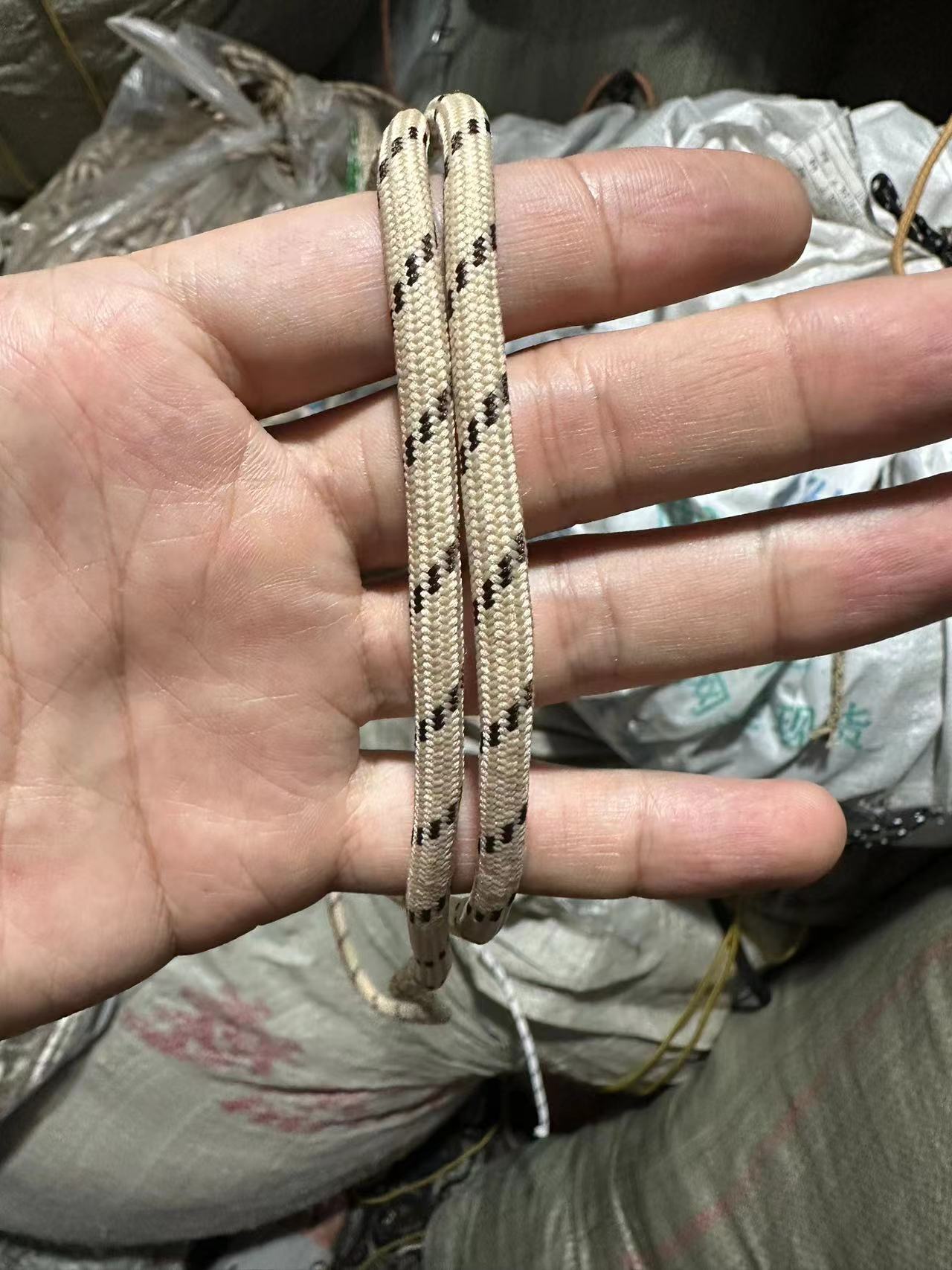 Cordones redondos de 5 mm para zapatos de papá, botas de senderismo, botas estilo Martin, con rayas diagonales en negro, blanco y amarillo.
