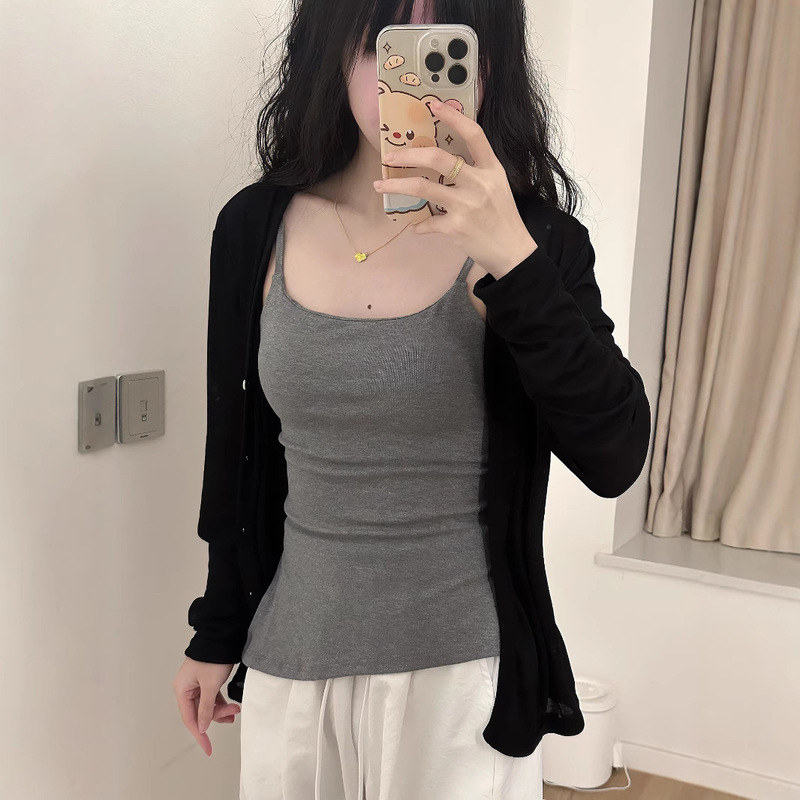 フォークを開けて身を修めて痩せています。胸のクッションを持っています。|undefined