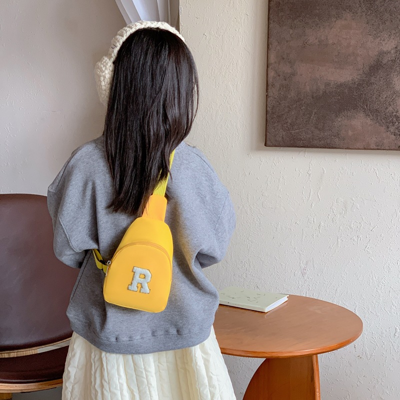 letras coreanas de estilo extranjero para niños y niñas bolsas de pecho deportivas casuales para bebés 2026 nuevas bolsas para niños de color sólido