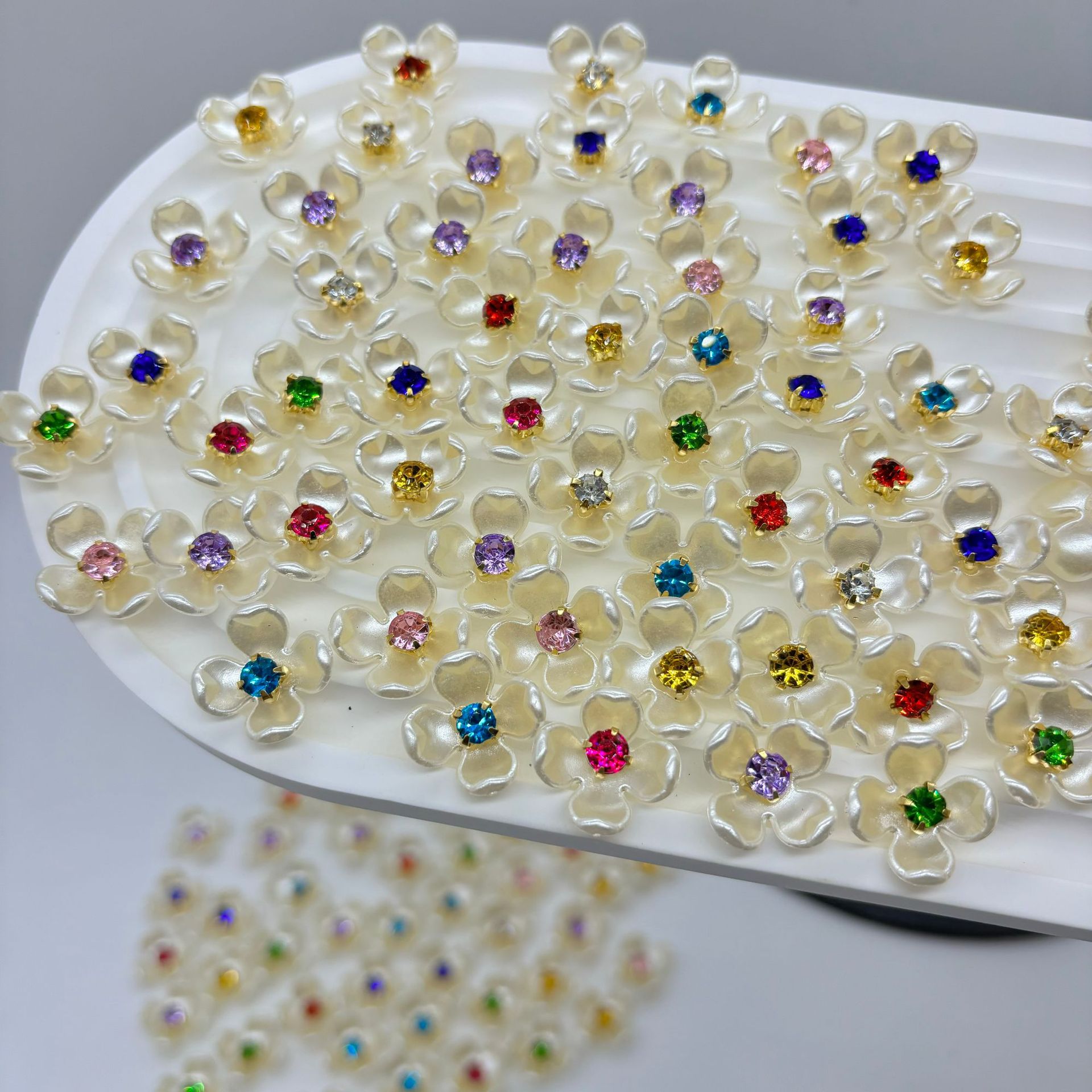 14mm四瓣小花带钻手工diy饰品新款塑料花朵流行花瓣饰品新娘发饰