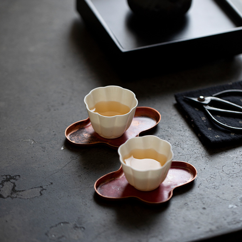 手作りの紫銅はコップをたたいて、小さいお茶を託します。|undefined