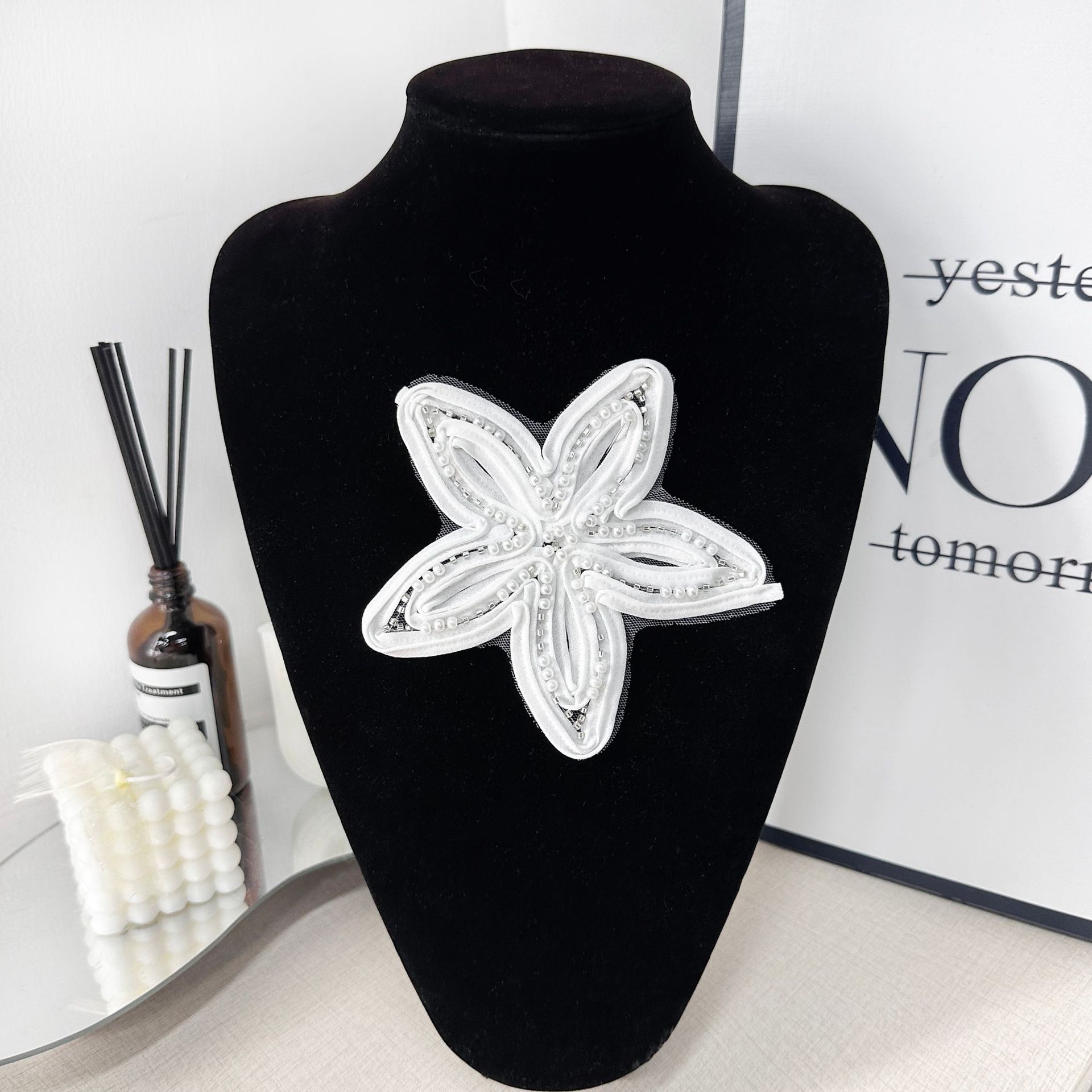 Adhesivos de tela de flores blancas con bordes de perlas, exquisitos accesorios de decoración de ropa tridimensional, bolsos de ropa, zapatos, sombreros, sombreros, accesorios creativos