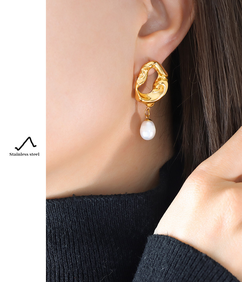 Französische Retro-Licht-Luxus-vergoldete hohle Lava-unregelmäßige Ohrringe für Damen mit Süßwasserperlen-Anhänger, übertriebene Ohrringe_voghion.com