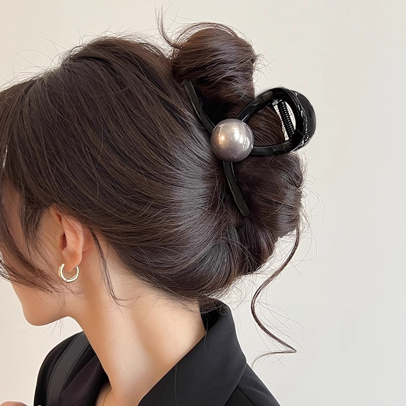 Un sentimiento de alta calidad de tamaño super grande clip de tiburón para el cabello más clip de cabello para mujeres 2025 nueva cabeza posterior retró perlas agarrar clip de cabello