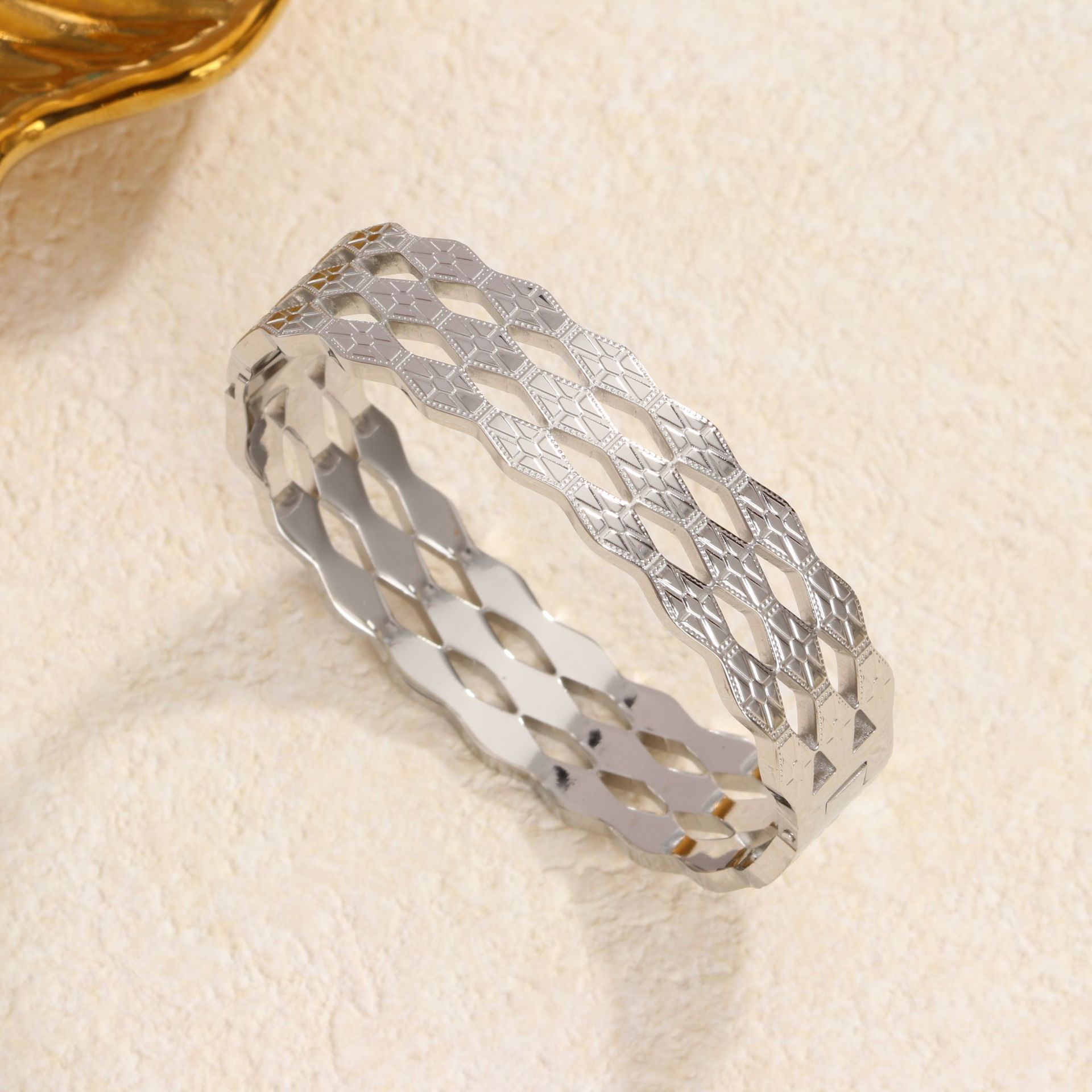 78 다이아몬드 스퀘어 패턴 팔찌 스틸 컬러