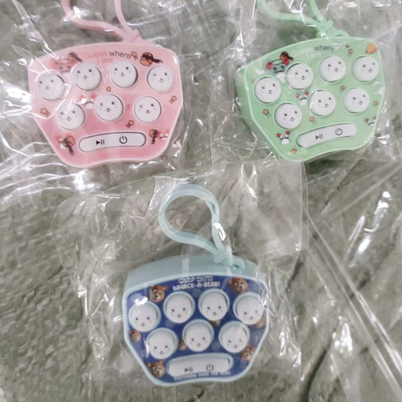 創意的なミニピアノのキーホルダーが光ります。|undefined