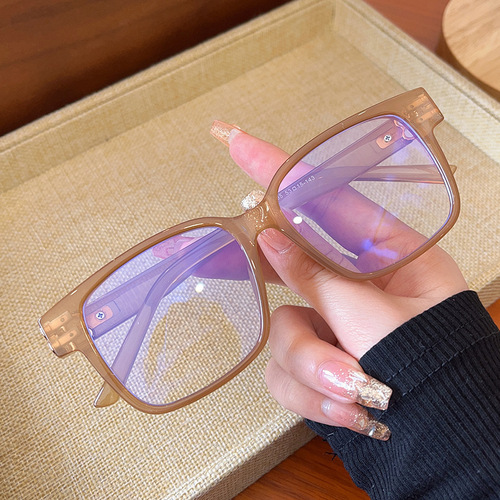 Square Anti-blue light glasses from the  Xiaohongshu livestream, with a slim appearance that can be customized with prescription lenses.