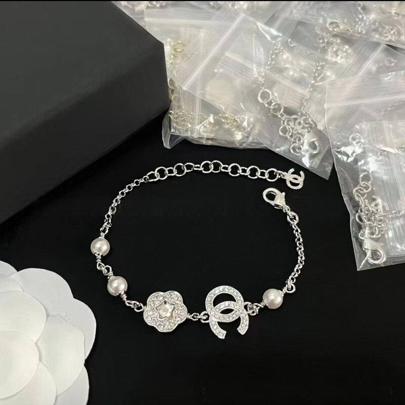 Xiaoxiang's new version five-pointed star pearl bracelet for women, light luxury, simple and versatile, with diamond inlay, double C design, elegant, popular foreign trade item Xiaoxiang's new version five-pointed star pearl bracelet for women, light luxury, simple and versatile, with diamond inlay, double C design, elegant, popular foreign trade item