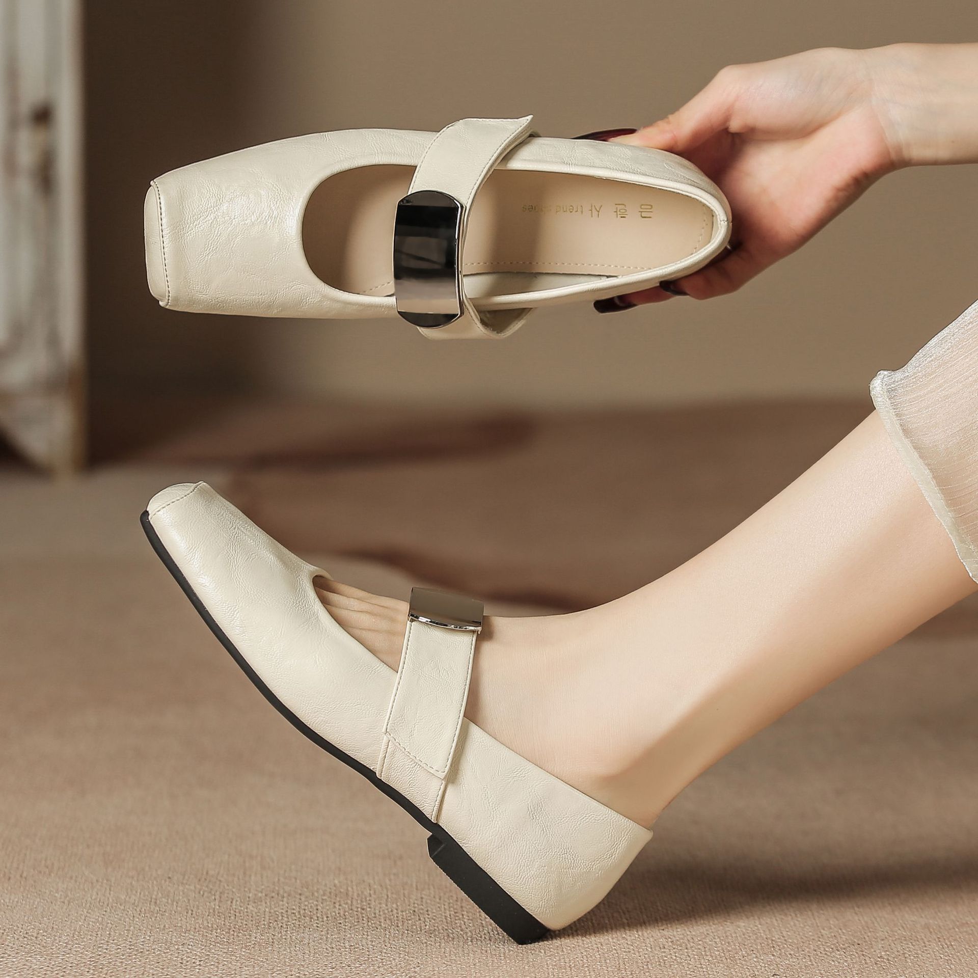 H83-1 pig mouth shoes flat bottom with Mary Jane soft leather metal decoration soft bottom Chanel style spring women's shoes New