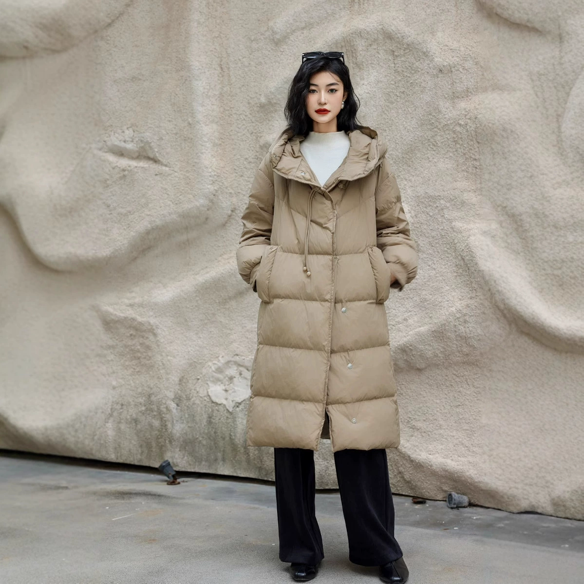 2024 зимний новый стиль с капюшоном сплошной цвет пушистый теплый темперамент пуховик модный белый утка бархат свободная версия пальто для женщин