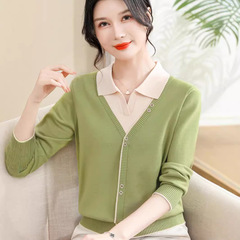 お母さんの秋の服の洋風の偽の上着のニットの底のシャツの中で年配の女性の春秋は長袖のプルオーバーのセーターをめくります。