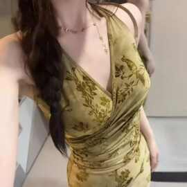 2024秋冬新款复古新中式v领挂脖连衣裙女褶皱收腰包臀长裙礼服裙