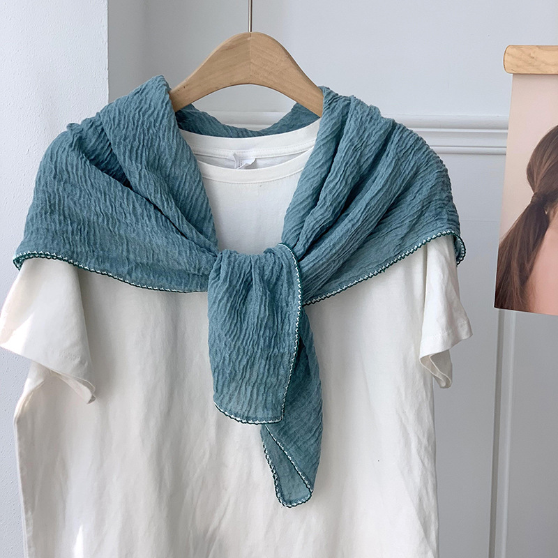 90 toallas cuadradas para mujeres otoño y invierno 2025 nuevo color sólido borde de dientes curvos bolsas de pañuelo protector de cuello bufandas bufandas de seda al por mayor