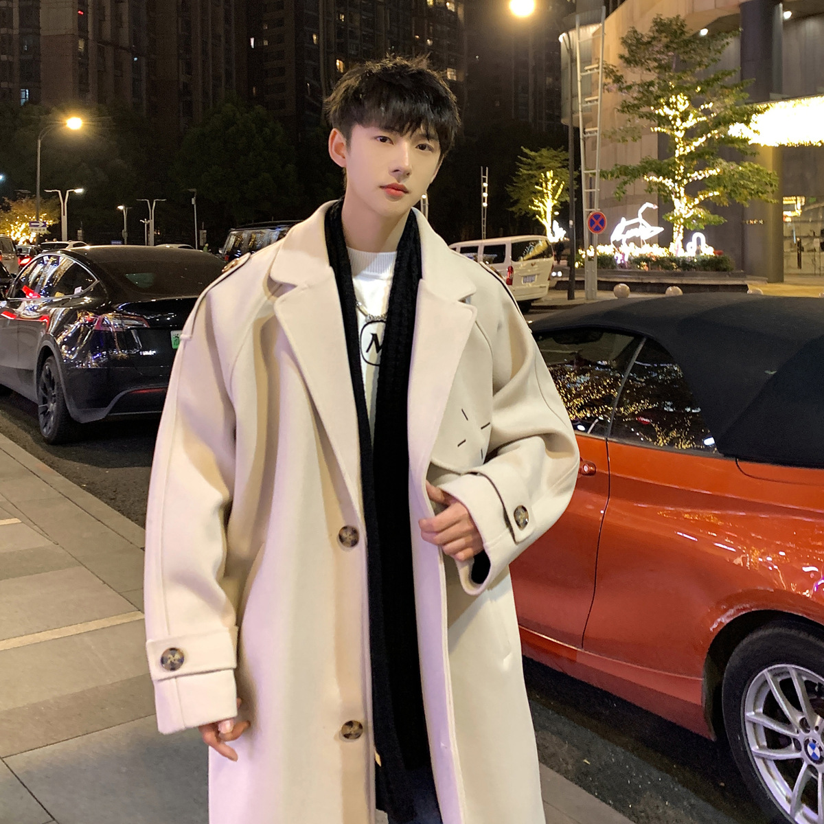 秋冬服のコートは男女が膝を過ぎます。コートの中の長さは冬の高級感があります。