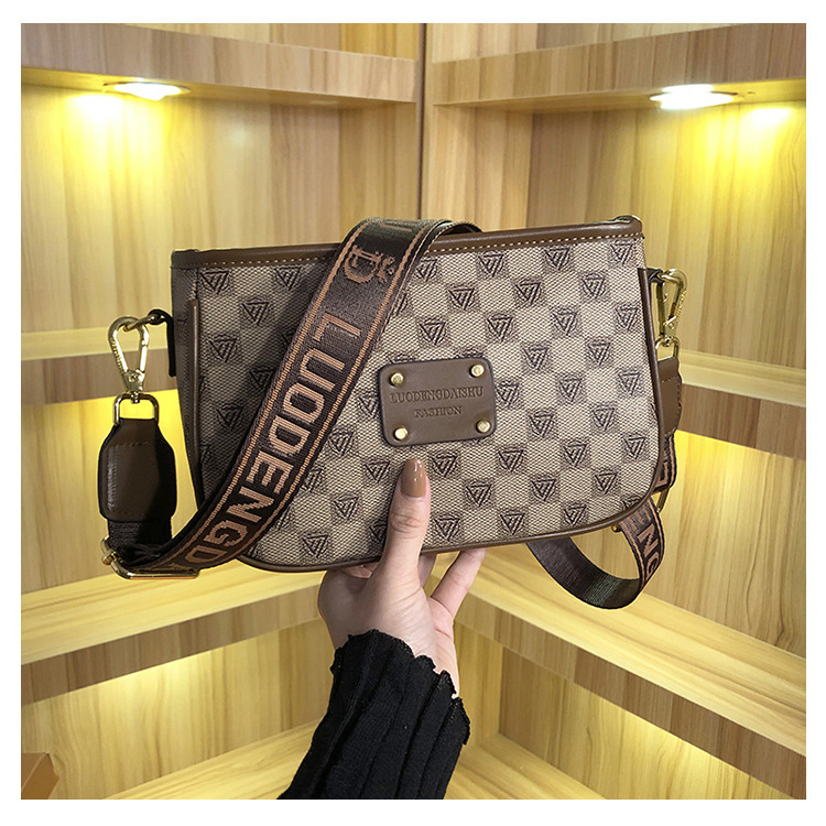 Women's bags 2023 new style versatile printed armpit bag Internet celebrity temperament high-end single shoulder crossbody bag small square bag_voghion.com