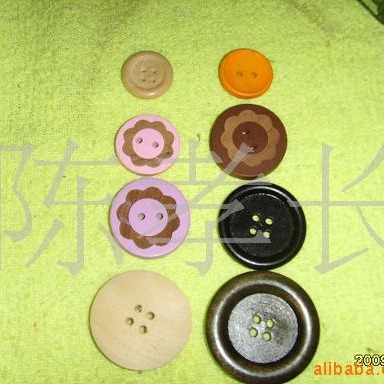 供应木制纽扣儿童彩色卡通扣子橄榄圆纽扣大衣衬衫牛角纽扣木纽扣
