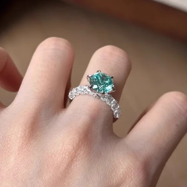 Designerring med grön diamant för damer lyxig mode_voghion.com