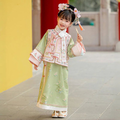 漢服の女の子は女の子を格服します。