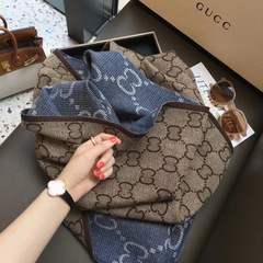 メーカー直販の両面にタンニンのデニムを厚くしました。カシミヤのマフラーの外にストールをかけて、冬の保温マフラーを使います。