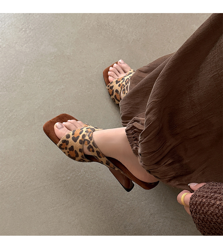 Sandal cao gót nữ quai chéo kiểu Pháp mũi vuông hở ngón, gót xuồng 7 cm — màu đen, Màu da báo, màu vàng, màu đỏ chi tiết 15