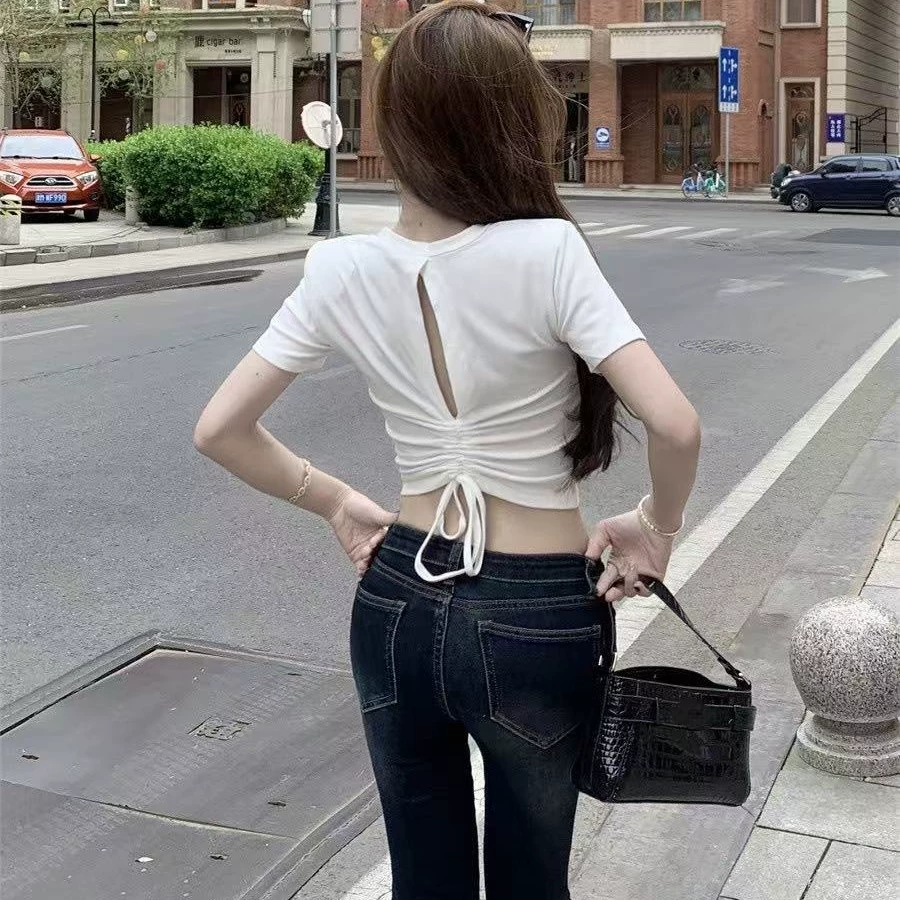 Задний воротник с круглым плечом и задняя веревка с нагрудным ковриком. Чистый цвет ремешка. Короткие рукава.