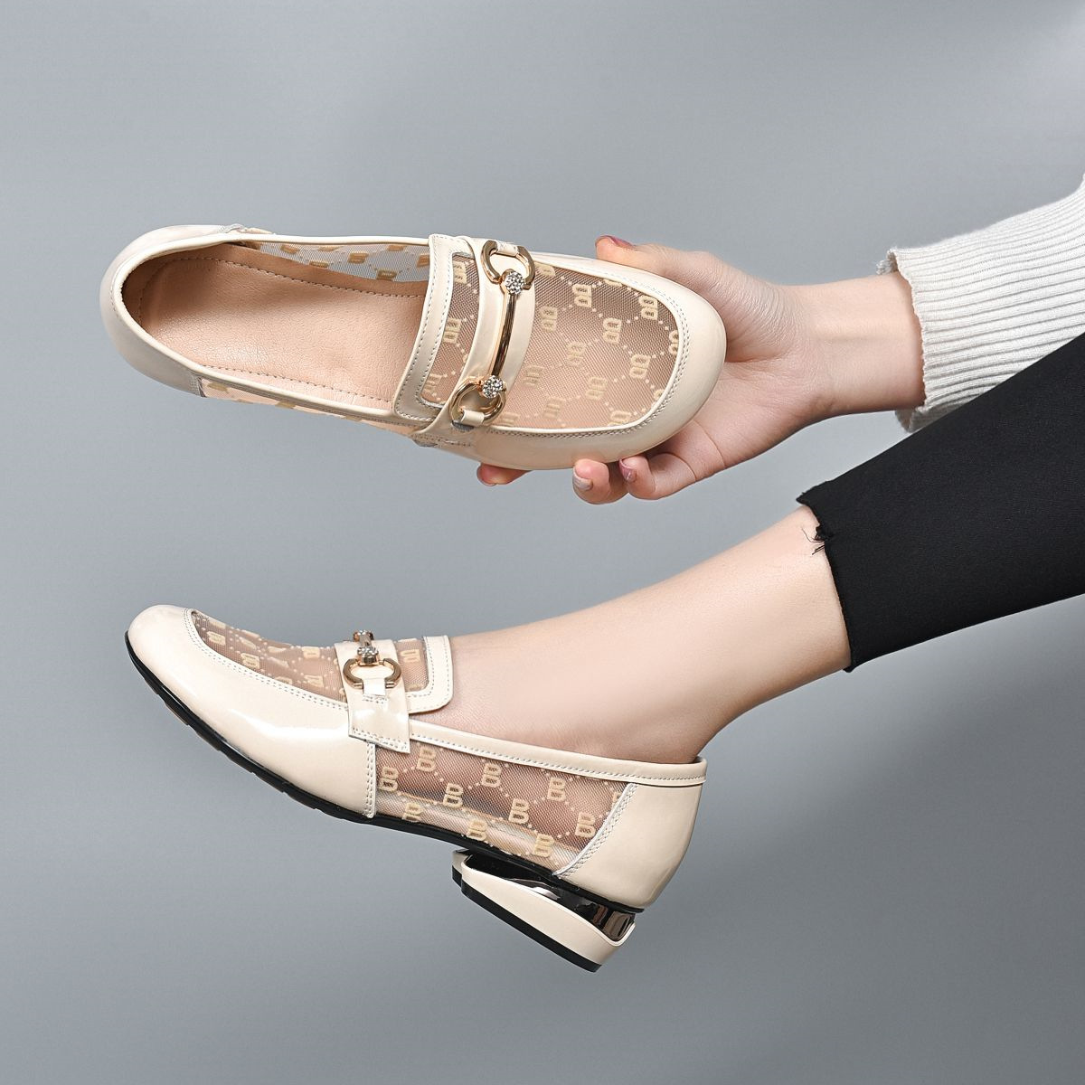 Sandal nữ quai chữ V đế thấp da mềm lưới thoáng khí kiểu Anh — Màu đen