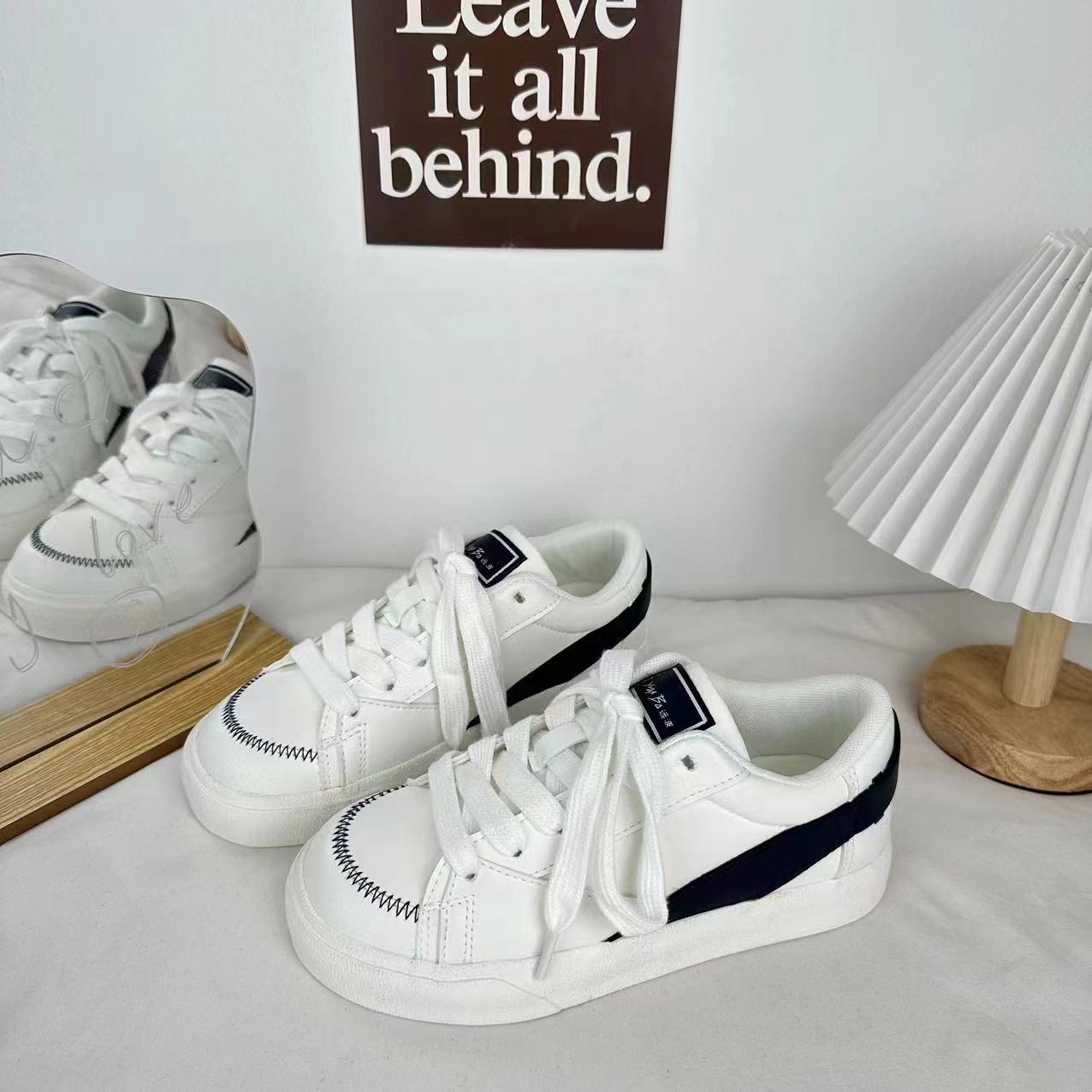 2024 primavera y verano de bajo nivel de color coreano zapatos de lona de mujer Harajuku ventilado puerto callejero de moda zapatos blancos