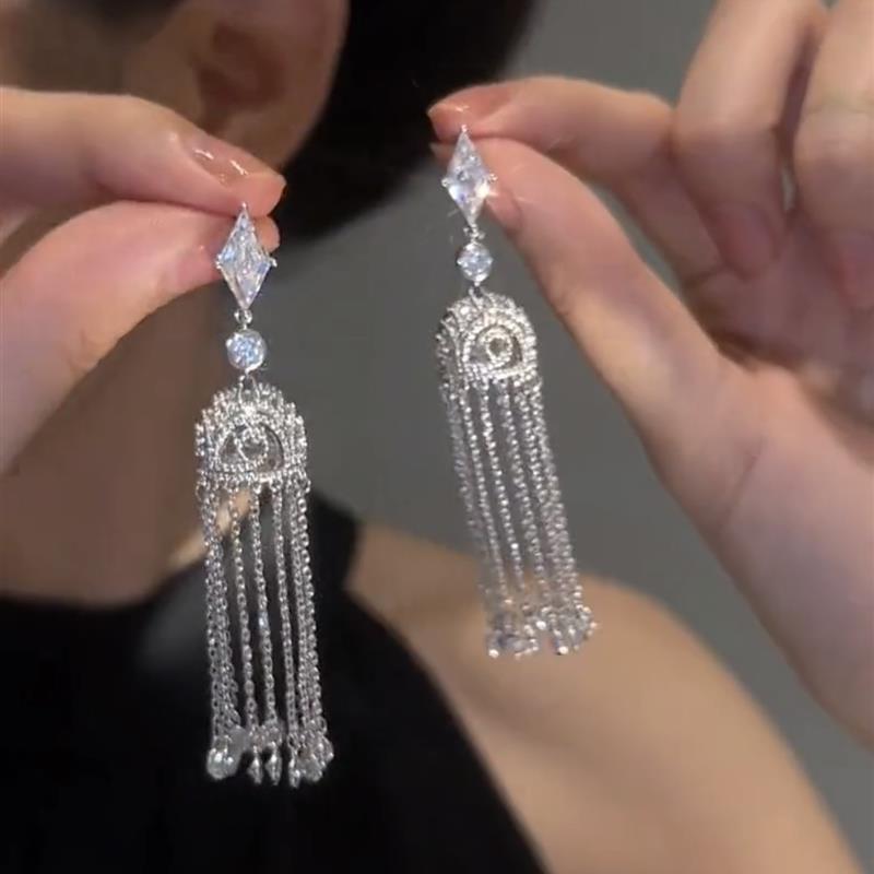 Agujas de plata, diamantes, linternas geométricas, pendientes con borlas, moda, lujo ligero, pendientes de viento frío, pendientes, sentido de clase alta