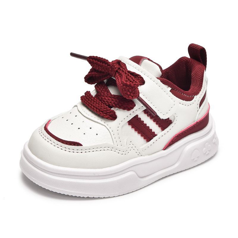 Una zapatilla de cuero para niños, zapatillas antideslizantes de suela suave coreana, zapatos blancos de niña transfronterizos