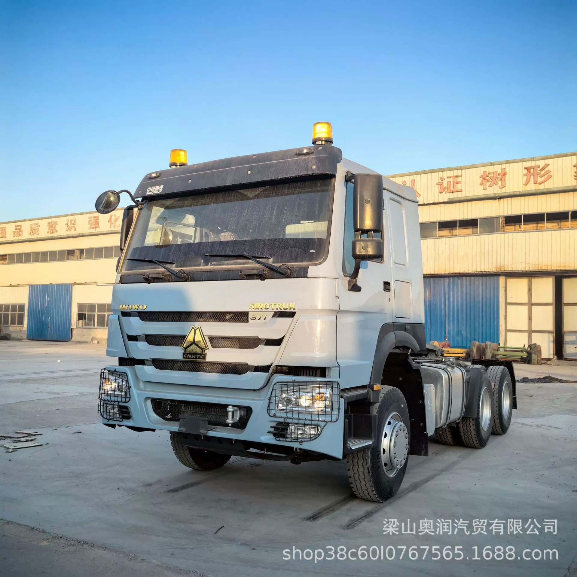 Продано в Африку: тягач Howo, задний восьмиколесный грузовой тягач, 380-сильный тягач для контейнерных перевозок.