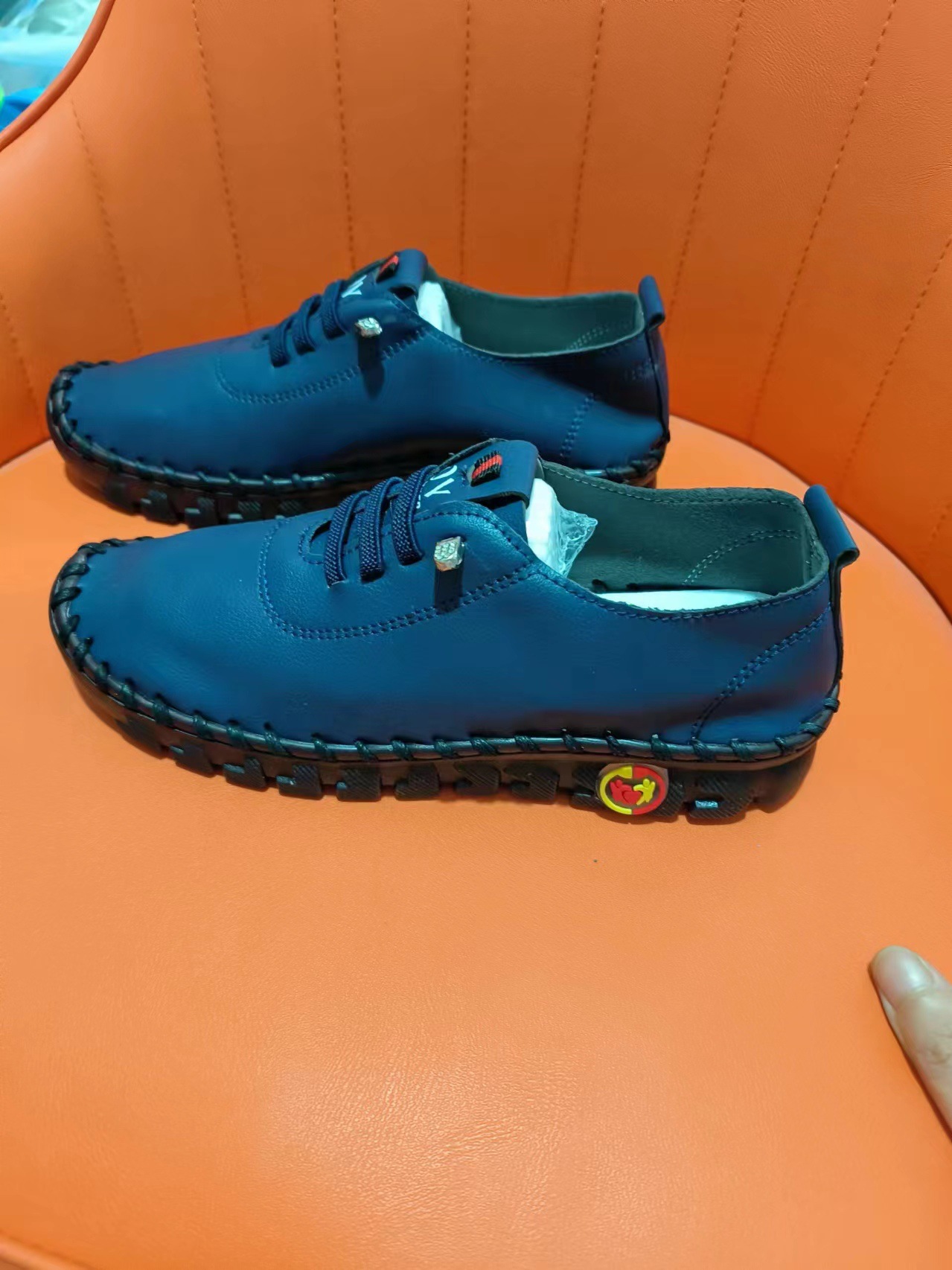 24 primavera y verano nuevos zapatos de tamaño único transfronterizos de tendón de tauro de mujer con suela suave costura a mano zapatos de madres mayores en stock al por mayor