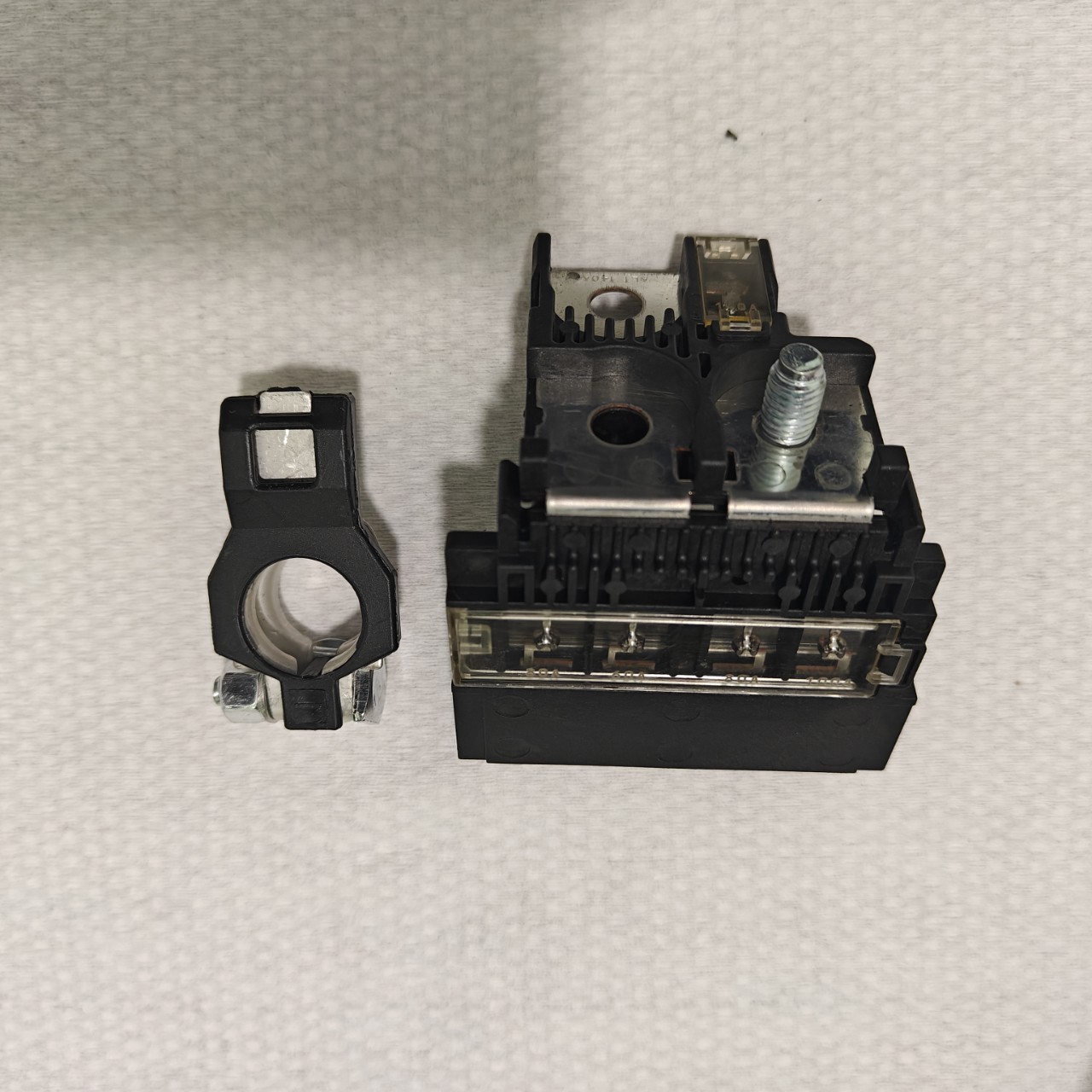 24380-79919 is suitable for Nissan series models, battery positive fuse and fuse accessories